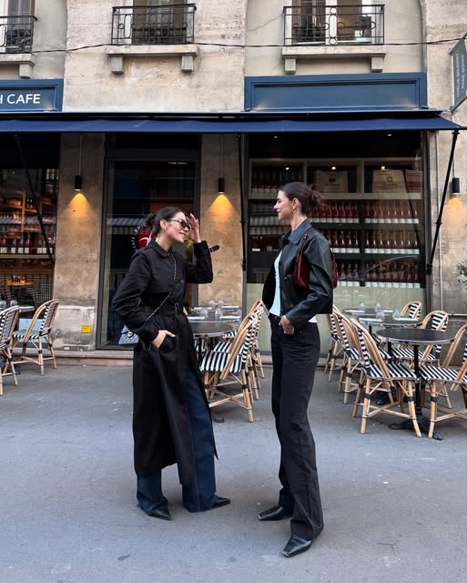 nothing beats 9:30 pm in paris when the sun is still out, the air is warm, and everything feels just right